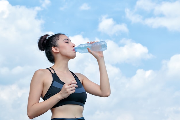 Foto yoga atleta mulher água potável depois do trabalho fora exercício