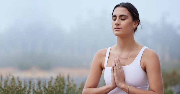 Yoga-Attrappe oder Frau im Gebet in der Natur für spirituelle Meditation, friedlich oder für den Gottesdienst im Freien. Fitness-Lotus oder gesundes Mädchen, das sich bei ausgewogenen Übungen entspannt, um mit Achtsamkeitsfreiheit zu meditieren