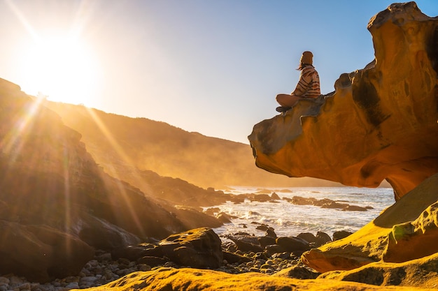 Yoga bei Sonnenuntergang in der Steinbucht im Berg Jaizkibel