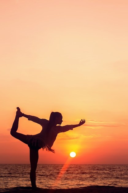 Yoga bei Sonnenuntergang, Natarajasana