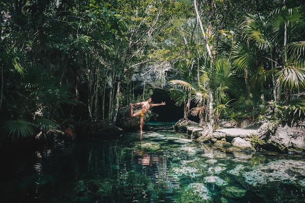 Yoga-Übung im Cenote