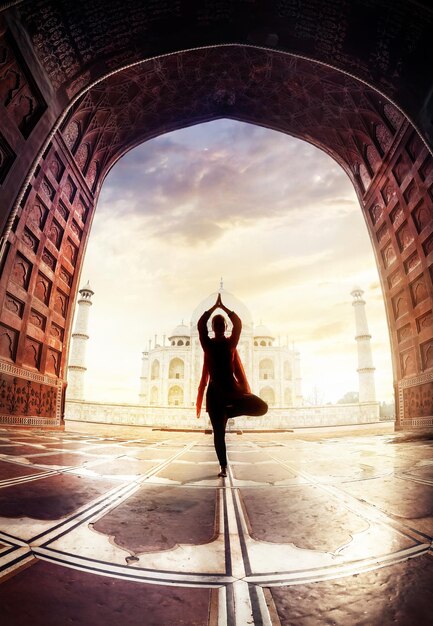 Foto yoga cerca del taj mahal