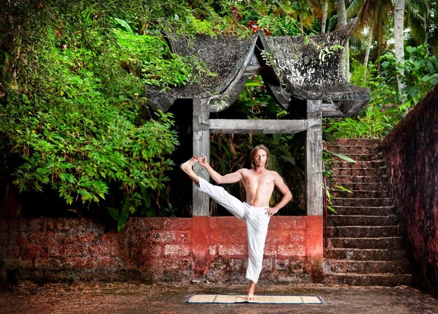 Yoga cerca del templo