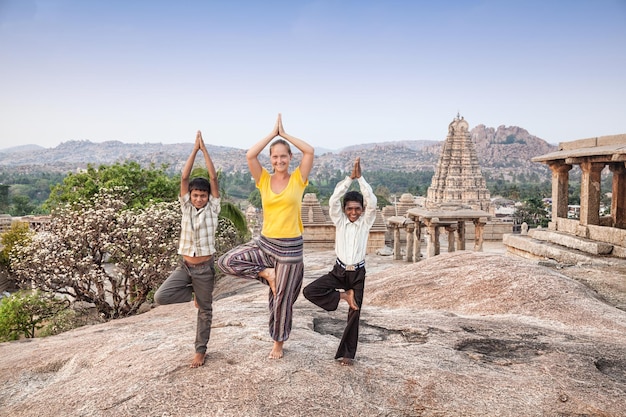 Yoga con chicos indios