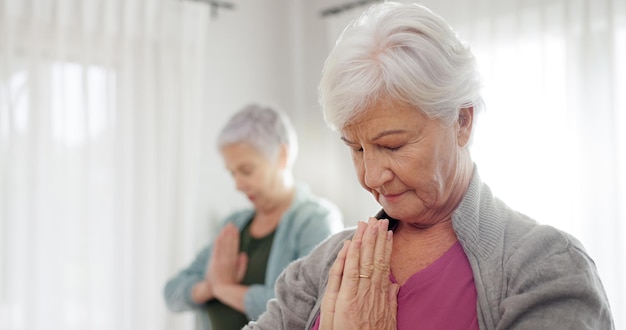 Yoga y clase de mujeres mayores con amigos y cuidadora de la casa de retiro con una sonrisa Grupo de ancianos de fitness y entrenamiento para el bienestar y la salud con una enfermera en una sala de estar con ejercicio para relajarse