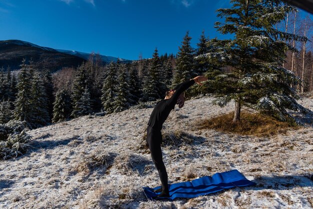 Yoga de motivação nas colinas de montanha