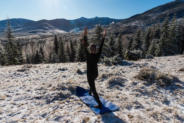 Yoga de motivação nas colinas de montanha