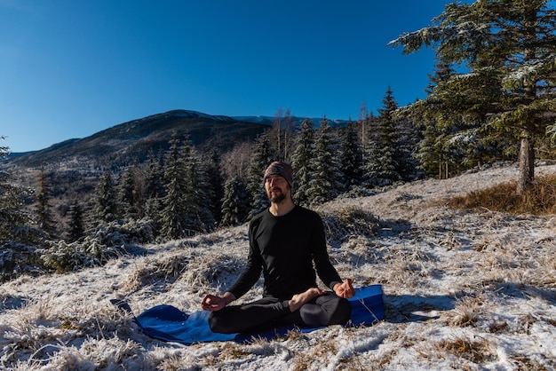 Yoga de motivação nas colinas de montanha