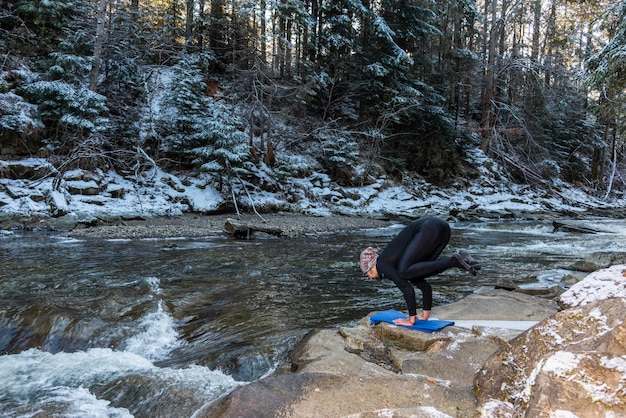 Yoga de motivação nas colinas de montanha