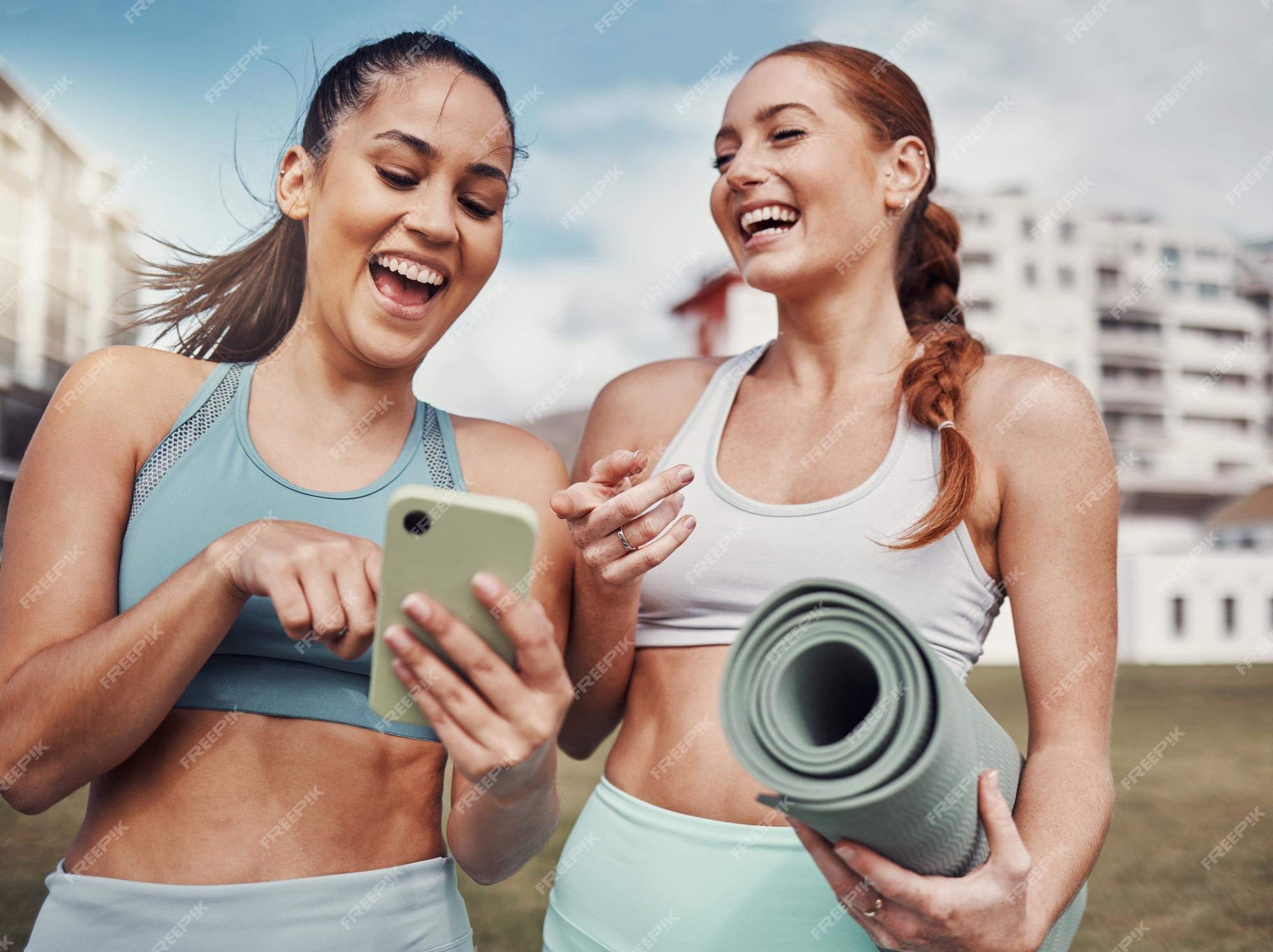 Amigas e fitness rindo na praia para memes de piadas engraçadas ou tempo  juntos ao ar livre mulheres felizes desfrutando de exercícios com risadas  de humor para exercícios esportivos divertidos na costa