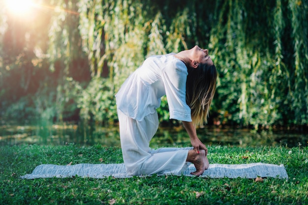 Yoga Frau beim Yoga am See