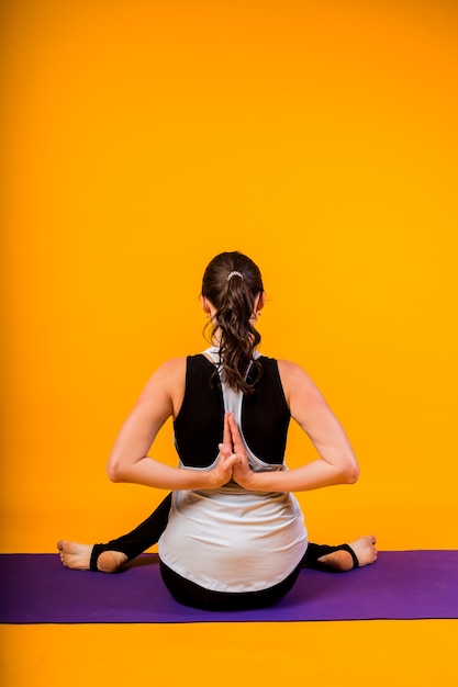 Yoga Frau, die auf Matte trainiert