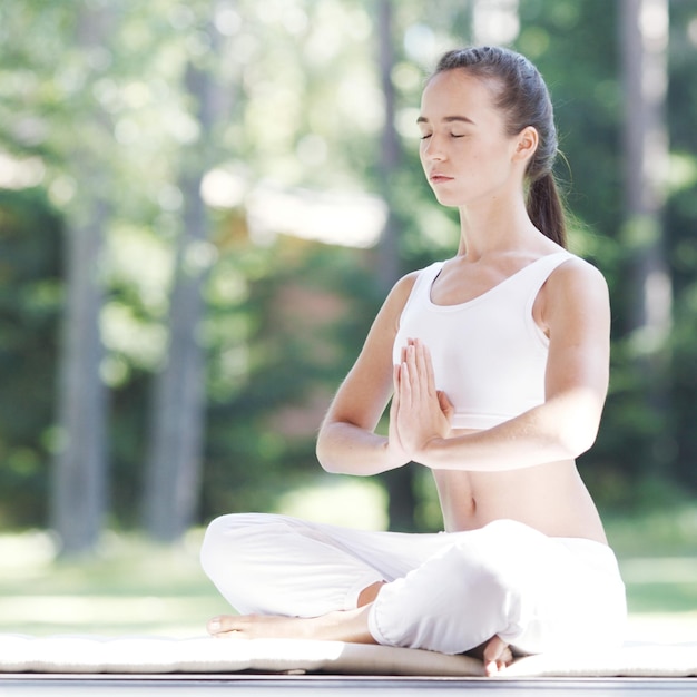 Yoga-Frau in Weiß im Freien