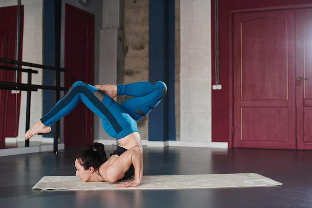 Yoga. Frau macht Übungen im Fitnessstudio