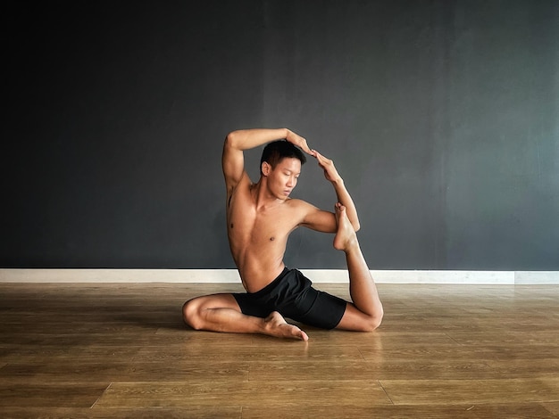 Yoga für Flexibilität und Stärke Mann