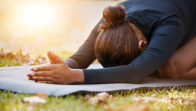 Yoga-Gebetshände und -frau, die sich im Park für Gesundheit, Wellness und Flexibilität dehnen