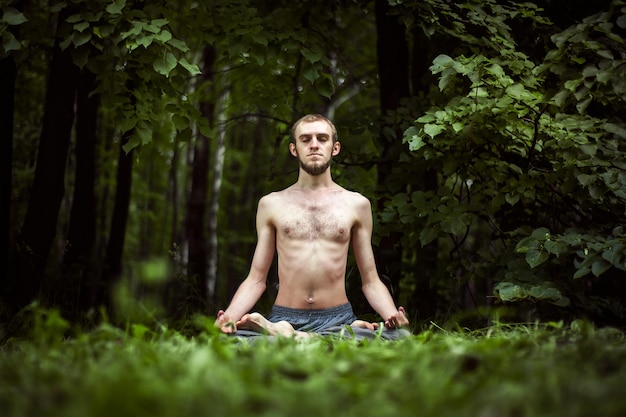 Yoga hombre meditando al atardecer Modelo masculino de meditación en serena armoníaxA