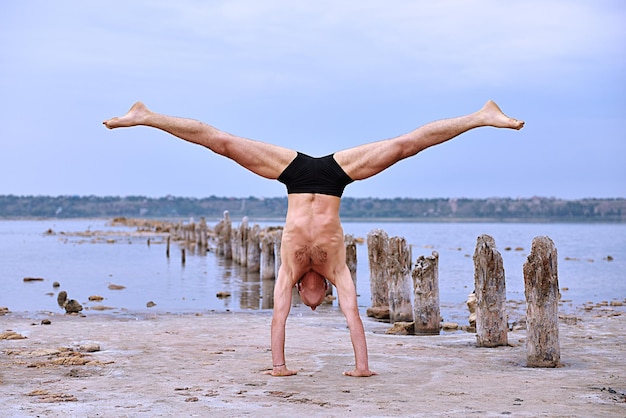 Yoga hombre de pie en las manos