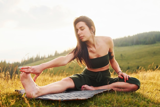Yoga im Freien zu tun Schöne Frau Majestätische Karpaten Schöne Landschaft unberührter Natur