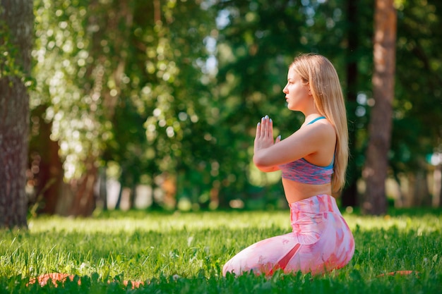 Yoga im Park, Gesundheitsfrau, Yogafrau. Konzept des gesunden Lebensstils und der Entspannung.