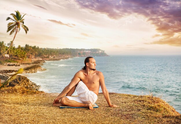 Yoga in der Nähe des Ozeans