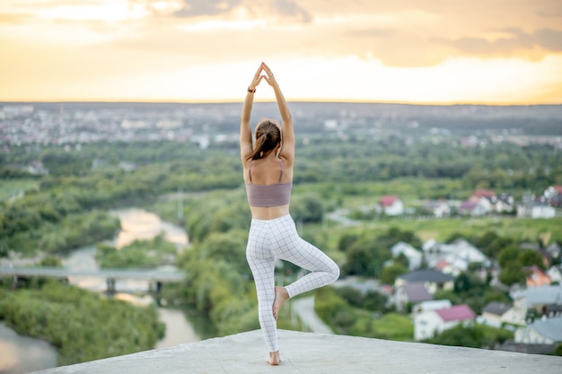 Yoga in großer Höhe mit Großstadt