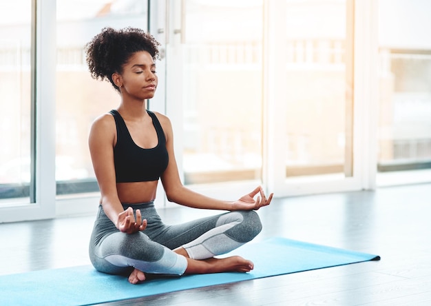 Yoga ist für jetzt, nicht für morgen Aufnahme einer schönen jungen Frau, die Yoga in einem Studio praktiziert