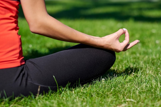 Yoga Jovem praticando meditação de ioga na natureza no parque postura de lótus Conceito de estilo de vida de saúde
