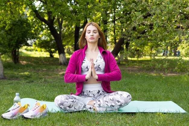 Yoga-Kurse im Park im Sommer zwischen grünen Bäumen