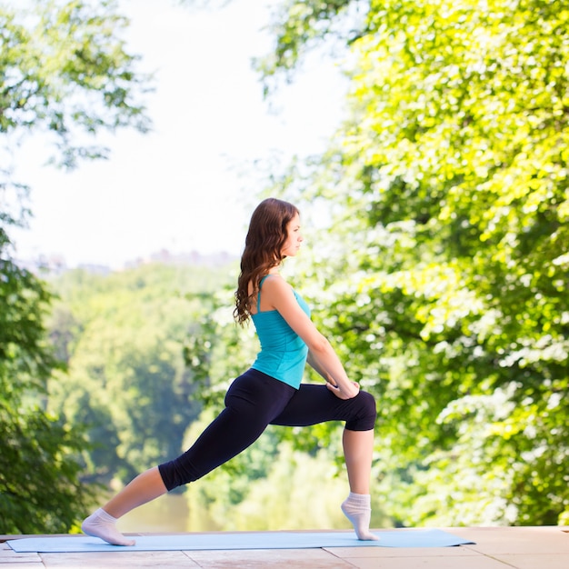 Yoga machen im Park. Gleichgewicht, Meditation.