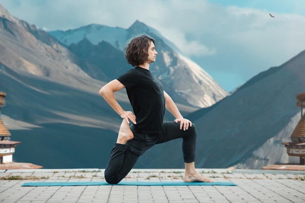 Yoga-Mann Junger Mann beim Yoga im Loft bei Sonnenaufgang