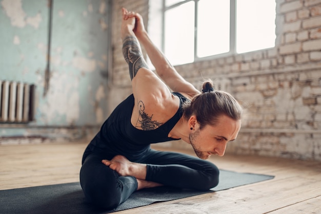 Yoga masculino, meditación en posición de asana