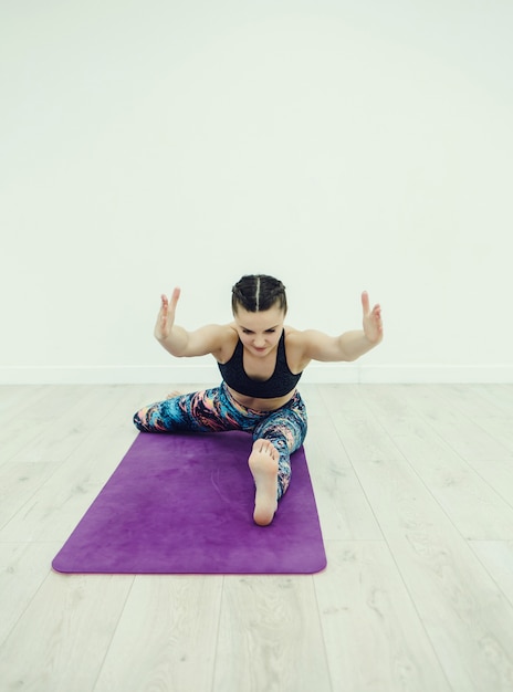 Yoga mat mujer estirando en la habitación