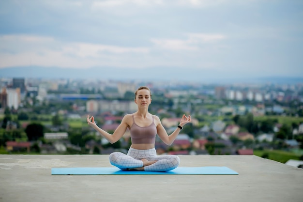 Yoga y meditación con gran ciudad