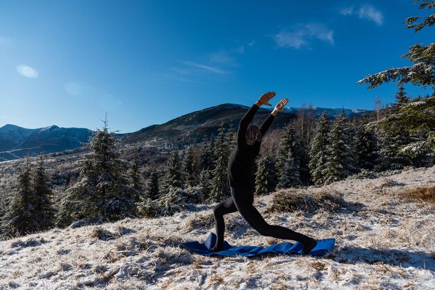 Yoga de motivación en las colinas de la montaña.