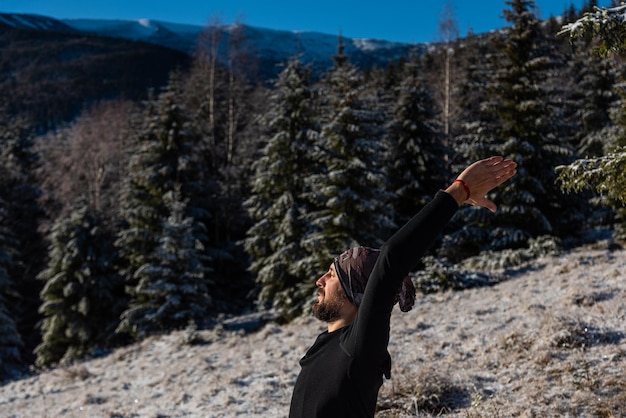 Yoga de motivación en las colinas de la montaña.