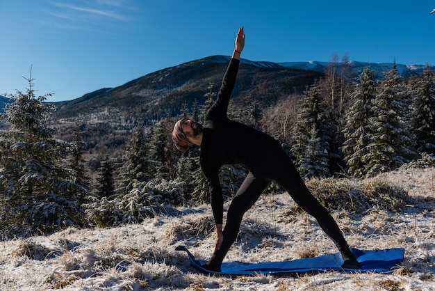 Yoga de motivación en las colinas de la montaña.