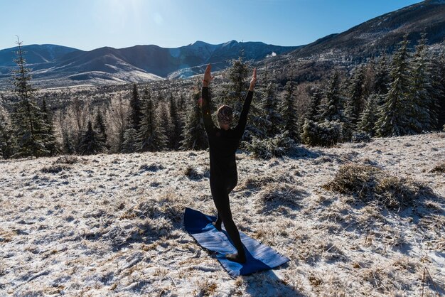 Yoga de motivación en las colinas de la montaña.