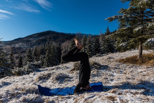 Yoga de motivación en las colinas de la montaña.