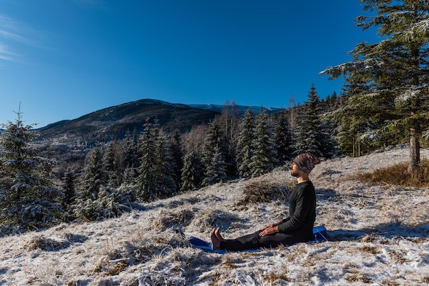 Yoga de motivación en las colinas de la montaña.