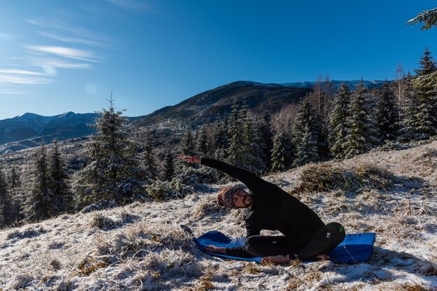 Yoga de motivación en las colinas de la montaña.