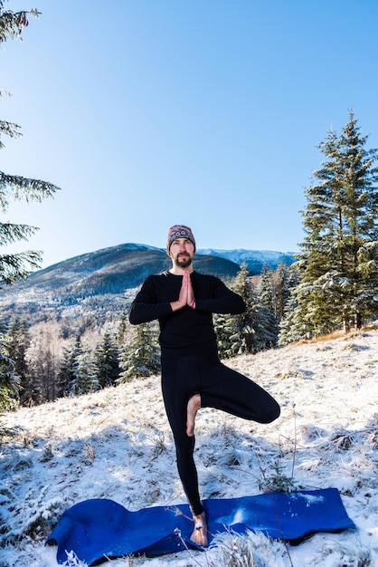 Yoga de motivación en las colinas de la montaña.