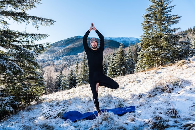 Yoga de motivación en las colinas de la montaña.