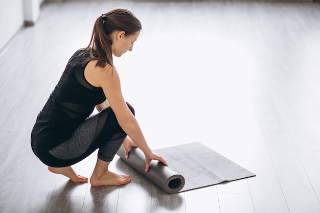 Yoga de mujer aislada