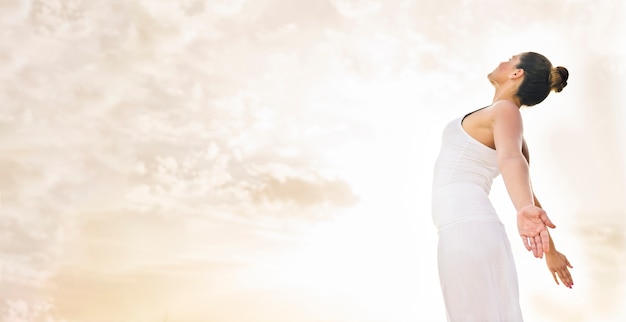 Yoga, mujer y cielo