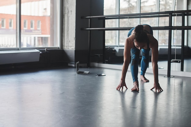 Yoga. Mujer haciendo ejercicios en el gimnasio