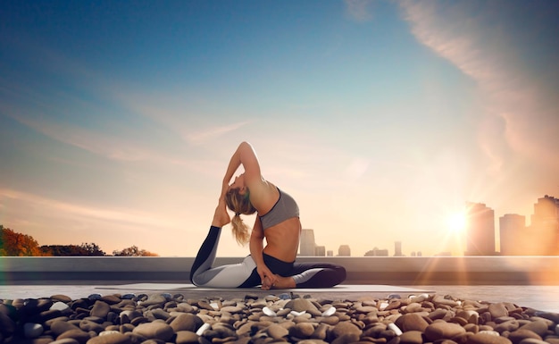 Yoga mujer mujer joven haciendo yoga en la mañana