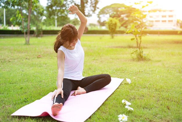 Yoga mulher relaxar na natureza. Bem-estar e estilo de vida saudável.