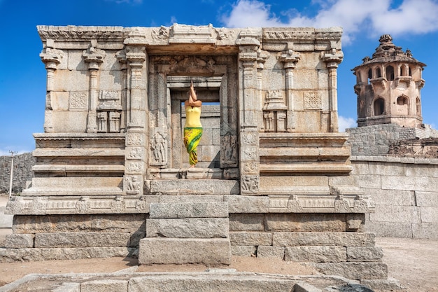 Yoga nas ruínas de Hampi