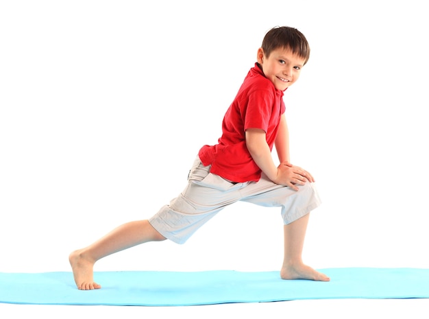 Yoga para niños. El niño hace ejercicio.